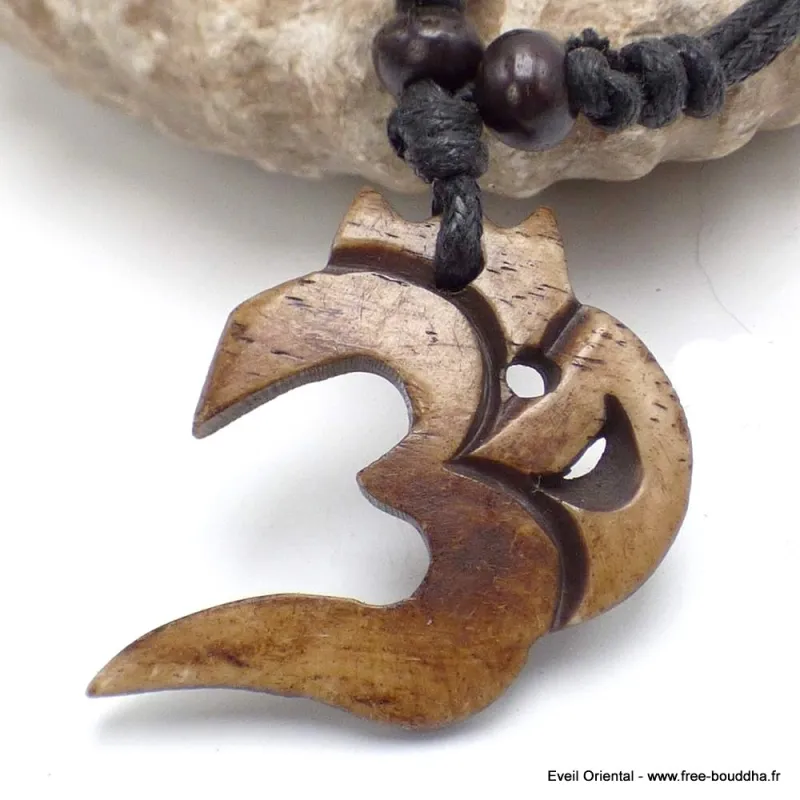Collier tibétain sculpté main Om de buffle brun - Colliers tibétains et népalais
