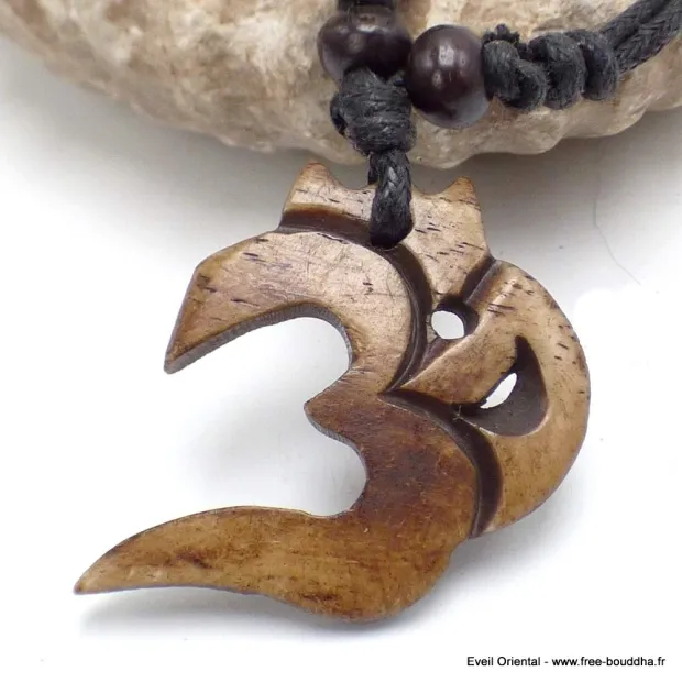 Collier tibétain sculpté main Om de buffle brun - Colliers tibétains et népalais