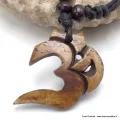 Collier tibétain sculpté main Om de buffle brun - Colliers tibétains et népalais