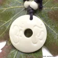 Collier tibetain bouddhiste 2 Om os de yak blanc - Colliers tibétains et népalais