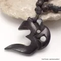 Collier tibétain sculpté main Om de yak noir - Colliers tibétains et népalais