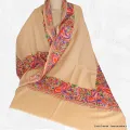 Grand châle en laine beige caramel brodé - Châles en laine faits main