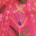 Grand châle en laine fuschia brodé perles - Châles en laine faits main