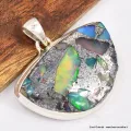 Pendentif Opale Ethiopienne sur Pyrite demi-lune - Bijoux en Opale Ethiopienne