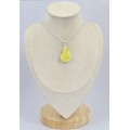 Pendentif Brucite jaune forme libre 