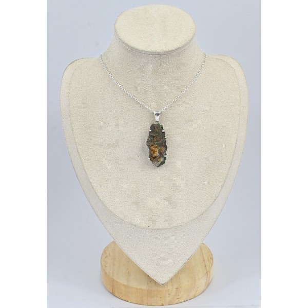 Pendentif Acatamite brute sur roche-mère 