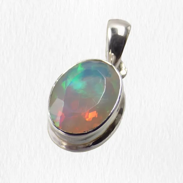 Pendentif Opale Welo facettée ovale - Bijoux en Opale Ethiopienne