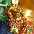 Statuette bouddhiste masque de Tara 20 cm doré - Artisanat Tibétain - Sculpture, tableau, masque mural bouddhiste
