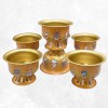 Sept bols d'offrandes bouddhistes en métal décoré