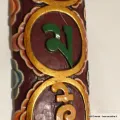 Sculpture bouddhiste verticale Om mani pedme houm - Décoration tibétaine