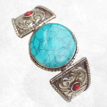 Bracelet tibétain en métal avec turquoise reconstituée.
