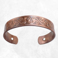 Bracelet celtique en cuivre avec 2 aimants, design unique.
