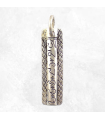 Pendentif bouddhiste tibétain – Mantra Chenrezi vertical en métal blanc