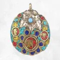 Grand pendentif tibétain bouddhiste os et métal - Pendentifs tibétains bouddhistes