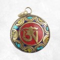 Pendentif tibétain Om sacré – Résine corail et laiton artisanal