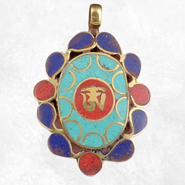 Pendentif tibétain OM en laiton et pierres fantaisie.