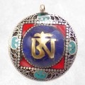 Gros pendentif tibétain Om – Résine & pierres naturelles du Népal