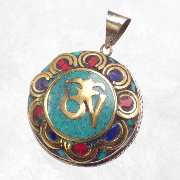 Pendentif orné du Om tibétain couleur turquoise
