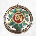 Pendentif tibétain réversible Om et Kalachakra en métal.