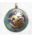 Pendentif tibétain symbole Om – Résine colorée et laiton artisanal