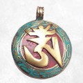 Pendentif tibétain Om en laiton et résine, 3,9 cm.