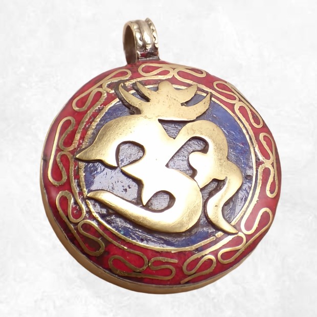 Pendentif tibétain symbole Om – Bijou bouddhiste en laiton et résine
