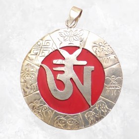 Pendentif tibétain Om sur fond rouge