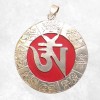 Pendentif tibétain Om sur fond rouge