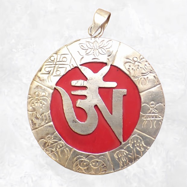 Pendentif tibétain Om sur fond rouge - Pendentifs tibétains bouddhistes