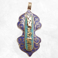Pendentif Dordje tibétain en métal avec mantra en relief.