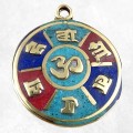 Pendentif tibétain médaillon Om ou Kalachakra – Métal & résine

