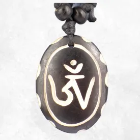 Collier tibétain oval orné du Om - Colliers tibétains et népalais