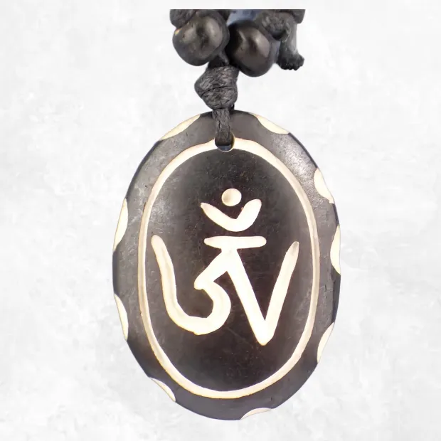 Collier tibétain oval orné du Om - Colliers tibétains et népalais