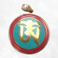 Pendentif bouddhiste tibétain – Om sacré & Yeux de Bouddha en métal