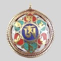 Pendentif bouddhiste Om Kalachakra en métal doré.