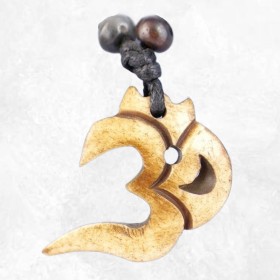 Collier tibétain sculpté main Om couleur naturelle Bijoux tibetains bouddhistes co om 1