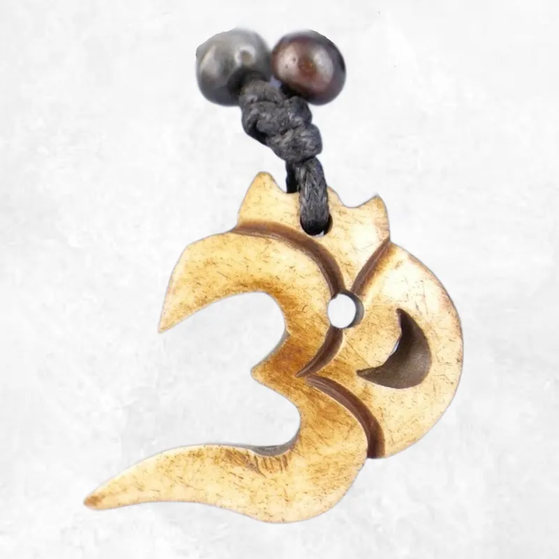 Collier tibétain sculpté main Om couleur naturelle - Colliers tibétains et népalais
