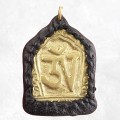 Collier tibétain Om en métal et cuir, original et spirituel.