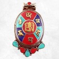 Pendentif tibétain Om & Chenrezi – Métal et pierres du Népal