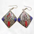 Boucles d'oreilles tibétaines losange pierres fantaisie - Boucles d'oreilles tibétaines