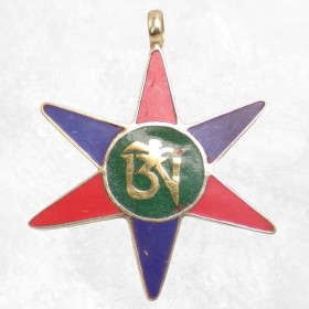 Pendentif tibétain symbole bouddhiste Om 3 couleurs