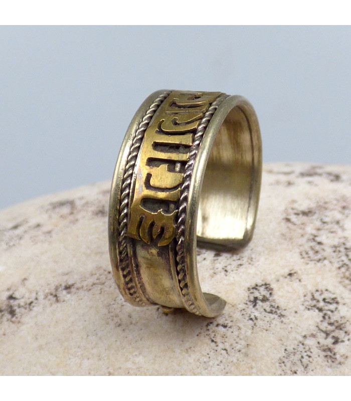 Bague tibétaine en métal jaune avec mantra de Chenrezi.