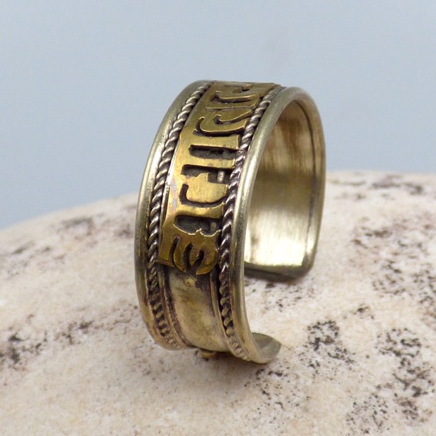 Bague tibétaine en métal jaune avec mantra de Chenrezi.