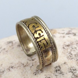 Bague tibétaine en métal jaune avec mantra de Chenrezi.