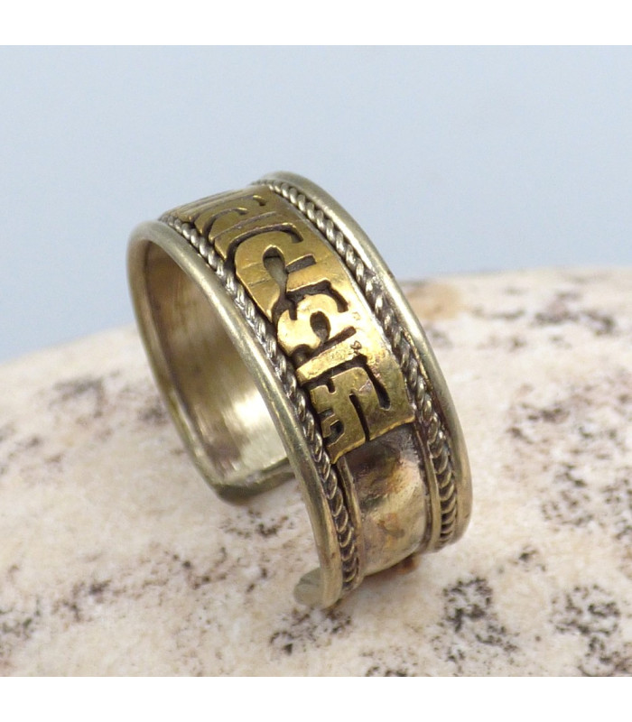 Bague tibétaine en métal jaune avec mantra de Chenrezi.