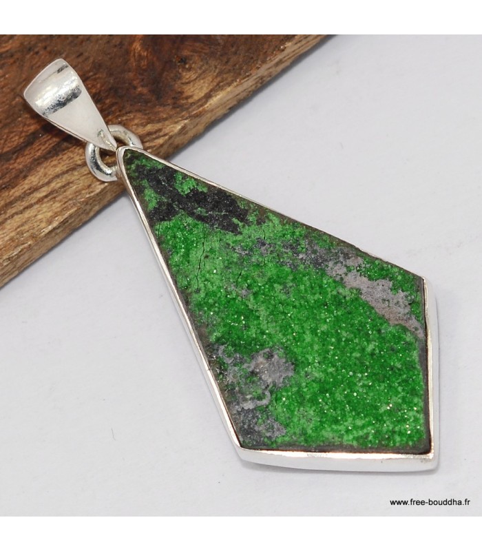 Pendentif Grenat Uvarovite forme losange