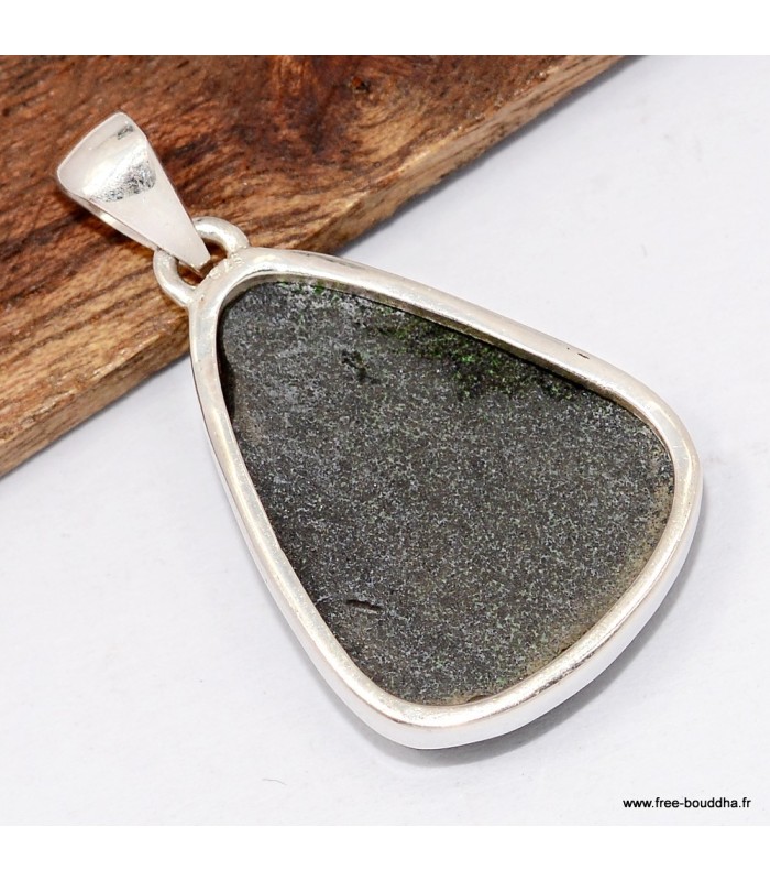 Pendentif Grenat vert Uvarovite forme libre