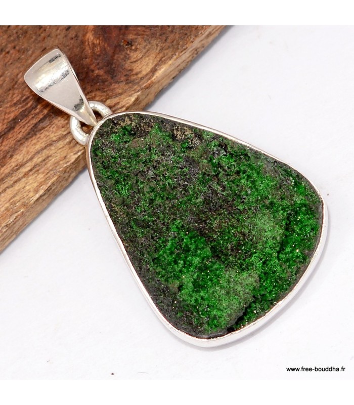 Pendentif Grenat vert Uvarovite forme libre