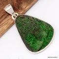 Pendentif Grenat vert Uvarovite forme libre - Bijoux en Grenat Uvarovite