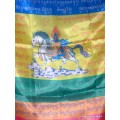 Grand Drapeau Tibétain en Soie – 4,5m x 70cm – Artisanat du Népal 